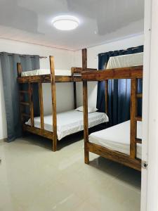 une chambre avec trois lits superposés dans l'établissement Villa de Grupo 16, Piscina Natural, Jacuzzi, Granja y Mascotas, Rosa & Deivi te esperan, à Villa Altagracia
