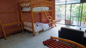 una habitación con dos literas y un sofá en Forest Rawana homestay Ella, en Ella