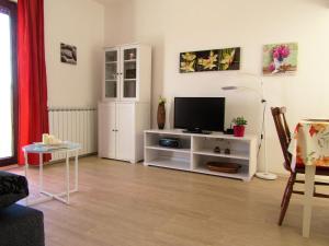 ein Wohnzimmer mit einem Flachbild-TV auf einem weißen Schrank in der Unterkunft Apartment Lucia in Marčana