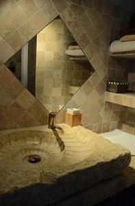 モントルーにあるLes Gîtes du Lacのバスルーム(鏡付きの石の洗面台付)
