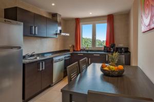 Kuchyň nebo kuchyňský kout v ubytování Residence Club El Paraiso