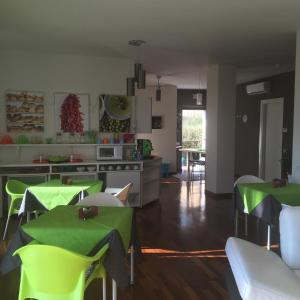 マテーラにあるamaranto bnbのキッチン、ダイニングルーム(緑のテーブルと椅子付)