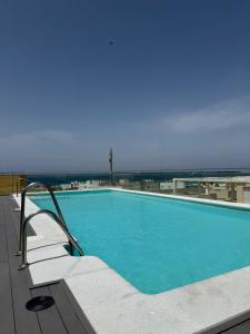 a large swimming pool on top of a building at Apartamento Vacacional Manoli in Tarifa