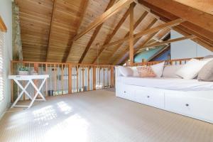 um quarto com uma cama grande num quarto com tectos em madeira em Stonehenge Retreat em Ballarat
