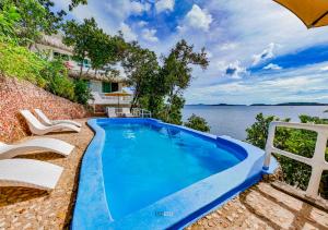 Bazén v ubytování Pearl Bay Villas Private Resort nebo v jeho okolí