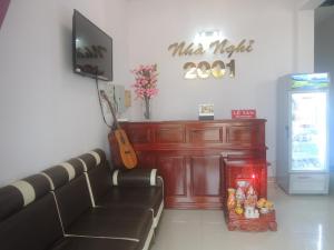 a living room with a couch and a guitar at 2001 Motel in Long Hai