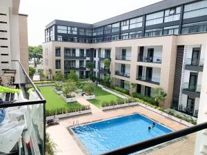 CantonmentsにあるEmbassy Gardens VVIPのスイミングプール付きの建物の空中ビュー