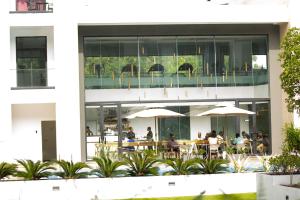 CantonmentsにあるEmbassy Gardens VVIPの建物内の傘をさしながらテーブルに座っている人々