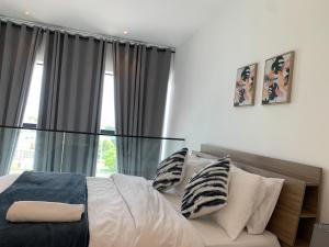 CantonmentsにあるEmbassy Gardens VVIPのベッドルーム1室(枕付きのベッド1台、窓付) +5枚の写真