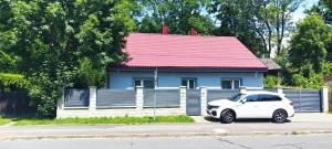 俄斯特拉发Villa Tomima的停在蓝色房子前面的白色汽车