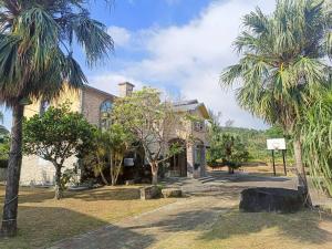 满洲乡墾丁山芙蓉包棟民宿的一座棕榈树建筑