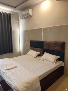 Ένα ή περισσότερα κρεβάτια σε δωμάτιο στο Neera home stay
