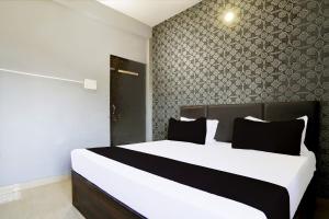 Hotel O Rewansh in客房内的一张或多张床位