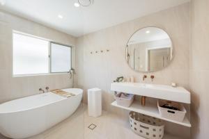 Ένα μπάνιο στο Urban Getaway Bargara Central +34 φωτογραφίες