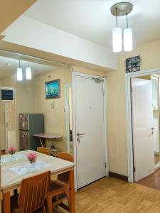 TV a/nebo společenská místnost v ubytování Family Suite Connecting 4 Bedroom at Apartment Green Pramuka City + 22 fotografií