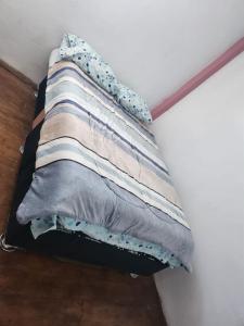 ein Kissen auf dem Bett in der Unterkunft Departamento esmeralda in Chota