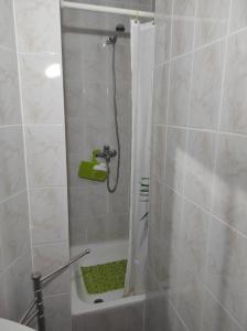 e bagno con doccia e tenda. di Verde casa eden a Tías