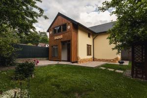 a house in a yard with a grass yard at Domek Pod Czereśnią in Szczawnica