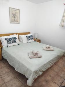una camera da letto con un letto con due asciugamani sopra di Verde casa eden a Tías