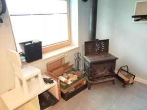 salon z kuchenką i krzesłem w obiekcie Domek w Chmurach w mieście Jaworzynka