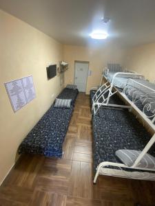 una fila de literas en una habitación en Hostel 5 Capsule Rooms & Comfort Rooms, en Öskemen