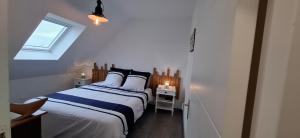 Un dormitorio con una cama grande y una ventana en La Belle Paimpolaise, en Paimpol