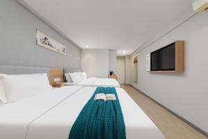 Ένα ή περισσότερα κρεβάτια σε δωμάτιο στο Home Inn Huayi Selected Yellow Crane Tower Tang Hualin Branch