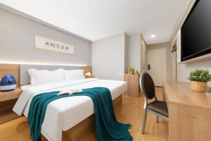 Ένα ή περισσότερα κρεβάτια σε δωμάτιο στο Home Inn Huayi Selected Yellow Crane Tower Tang Hualin Branch