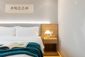 Ένα ή περισσότερα κρεβάτια σε δωμάτιο στο Home Inn Huayi Selected Yellow Crane Tower Tang Hualin Branch
