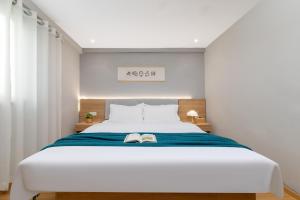 Ένα ή περισσότερα κρεβάτια σε δωμάτιο στο Home Inn Huayi Selected Yellow Crane Tower Tang Hualin Branch