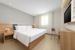 Ένα ή περισσότερα κρεβάτια σε δωμάτιο στο Home Inn Huayi Selected Yellow Crane Tower Tang Hualin Branch