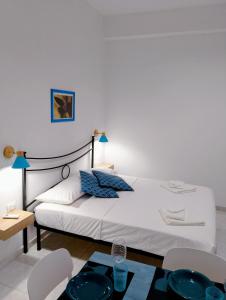 a bedroom with a bed and a table and chairs at Casa MALFITANO Siria in Siracusa