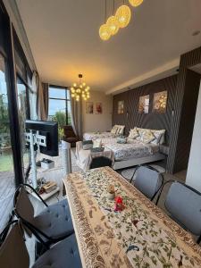 Гостиная зона в Green Therapy Cottage