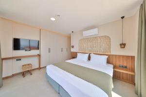 Postel nebo postele na pokoji v ubytování Lyxos Hotel
