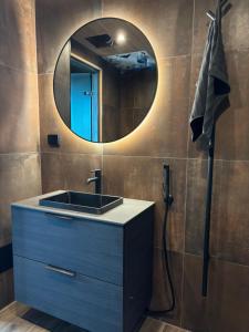 un baño con lavabo y espejo en Villa Pikku Karhu, en Kuusamo 18 fotos más