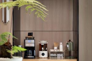 Locals Hotels Guangzhou Sports Center Linhe West Subway Station Branch的咖啡和沏茶工具