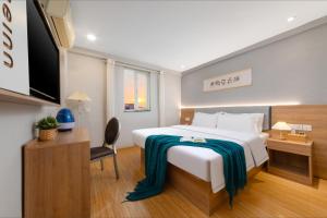 Postelja oz. postelje v sobi nastanitve Home Inn-Wuhan Yellow Crane Tower Epiphyllum Forest Huayi Select Hotel