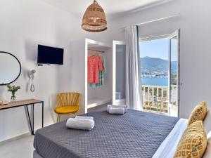 Postel nebo postele na pokoji v ubytování Akrotiri Hotel