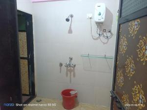 Koupelna v ubytování Bed And Breakfast At Pushpanjali Residency Phase 2 Bunglow No A1 Owale Ghodbunder Road Thane West