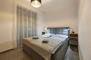 Un dormitorio con una cama con dos toallas encima. en Apartamenty Skalista Ostoja Beskidy 3, en Szczyrk