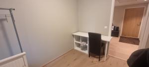 スタヴァンゲルにある8sq mts room Seaside Lervig-Parkのリビングルーム(デスク、テレビ付)