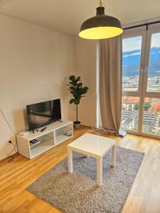 TV a/nebo společenská místnost v ubytování Innsbruck City View Apartment with 2 Bedrooms
