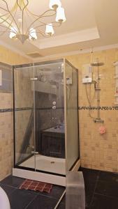 eine Dusche mit Glastür im Badezimmer in der Unterkunft Pattaya Paradise Pool villa with Garden 3BR in Nong Prue