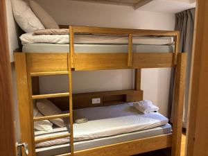 英格堡Genuine mountain holiday apartment in Engelberg的房间里有几张双层床