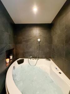 Kúpeľňa v ubytovaní L'Oxalis villa (L'Osmanthus), Logement avec balnéothérapie privée