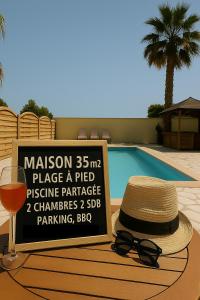 Bazén v ubytování T3 35m2 plage de la Nartelle, piscine partagée, BBQ, parking, Wifi, 2 chambres 2 salles de bain, résidence le Rêve D'Azur nebo v jeho okolí