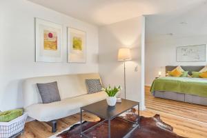 Ένα ή περισσότερα κρεβάτια σε δωμάτιο στο Modernes Studio-Apartment in toller Waldrand-Lage