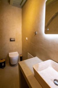 Ванная комната в Agnanti Mountain & Sea Hideaway +14 фотографий