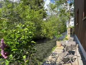 英格堡Genuine mountain holiday apartment in Engelberg的带桌椅和植物的露台 更多7张照片