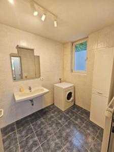 Koupelna v ubytování Innsbruck City View Apartment with 2 Bedrooms